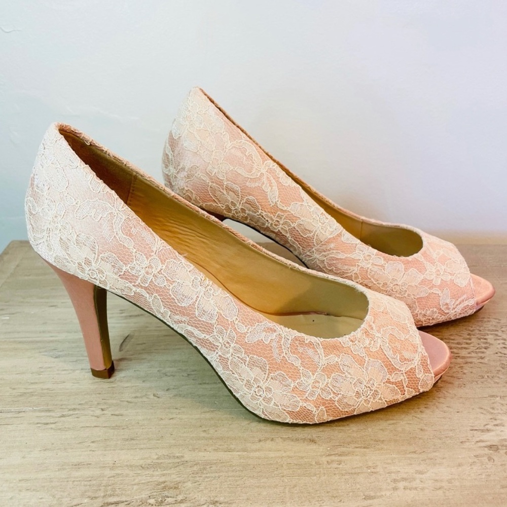 NWT Size 9 pink nude/white lace peep toe heels wedding bridal formal prom